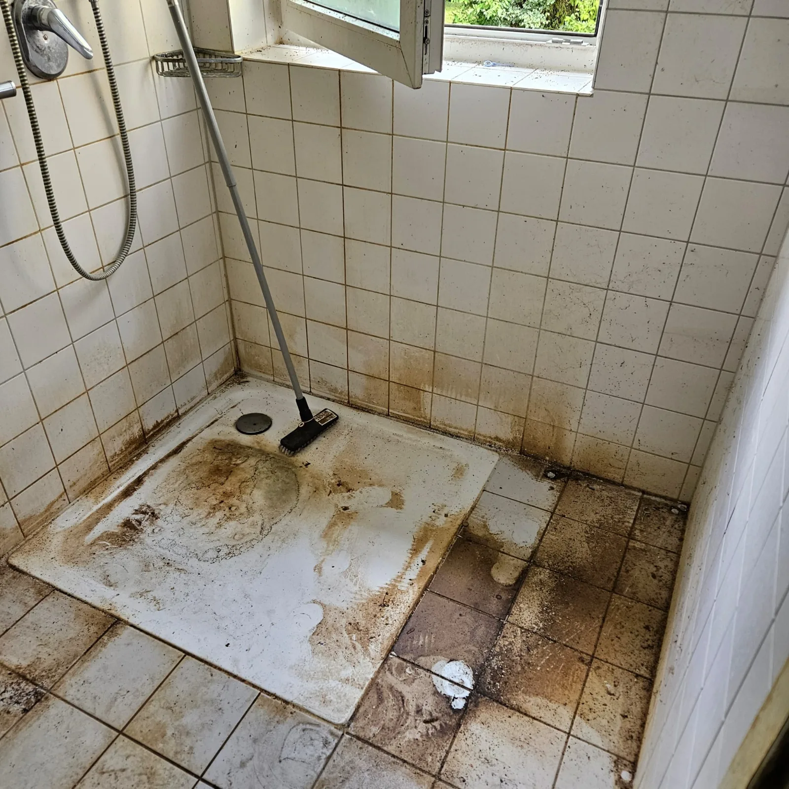 Verschmutzte Dusche vor der Reinigung