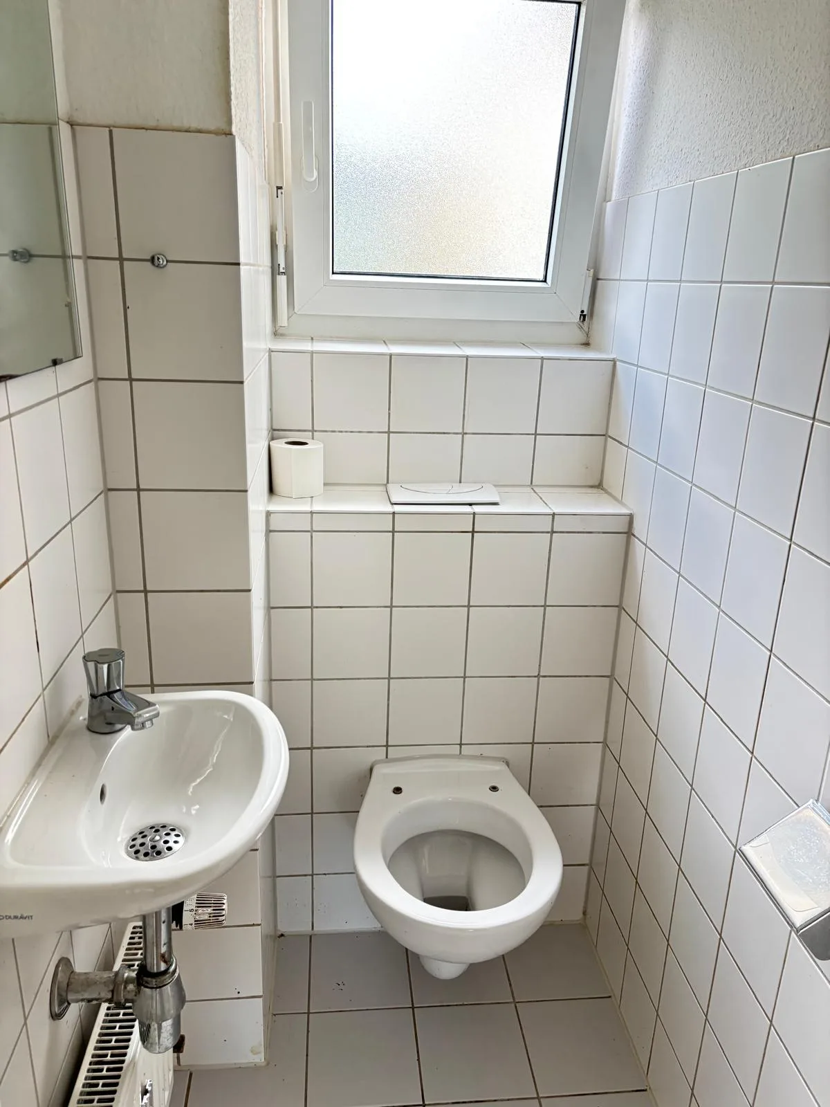 Sauberes WC mit Waschbecken nach der Reinigung