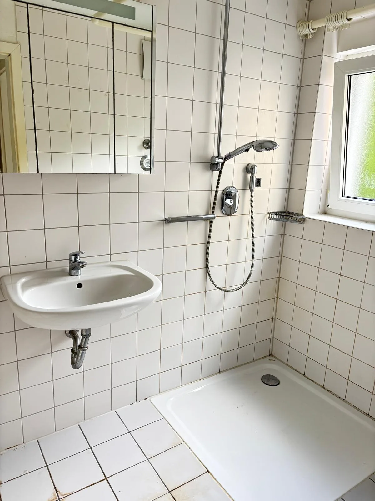 Bad mit Dusche nach der Reinigung