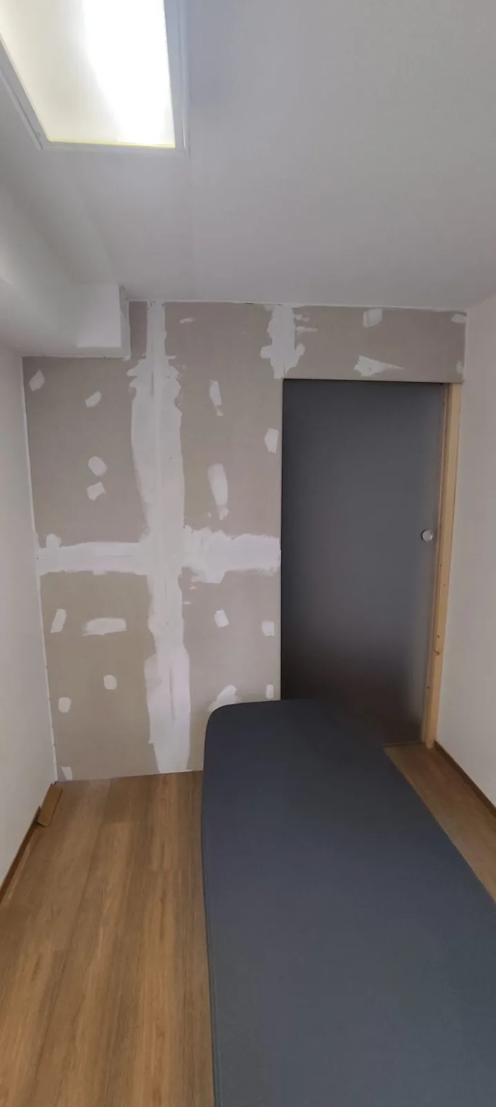 Flur mit Trockenbauwand vor der Renovierung