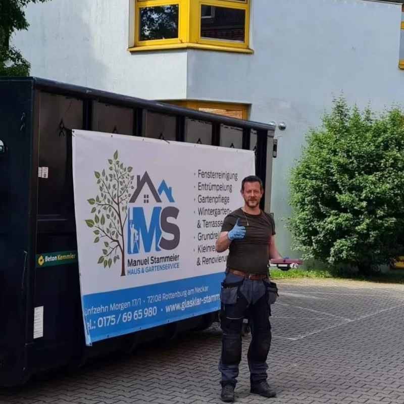 Manuel Stammeier vor dem Container für Entrümpelungen mit Firmenbanner Haus & Gartenservice